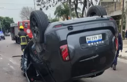Choc&oacute; contra un &aacute;rbol y volc&oacute; en 4 y 164