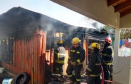 Alarma por el incendio de un galpón en Villa Nueva