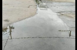 Vecinos de calle 17, en medio del agua podrida