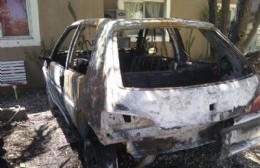 “El loco de los bidones” prendió fuego otro auto del barrio