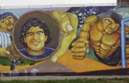 Homenaje a Diego Maradona: El mural de Cristian del Vitto en un video de Santaolalla