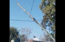 Poste al caer, con cables de teléfono y corriente eléctrica colgando: Vecinos piden solución