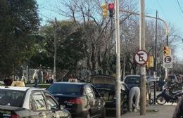 Taxis, ambulancias y pacientes: Cóctel descontrolado en la puerta de la Clínica Mosconi