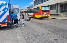 Choque entre moto y camioneta en Montevideo y 11