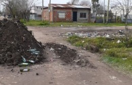 Barricada en 10 y 143: Derribaron parte del montículo de tierra y pasan igual