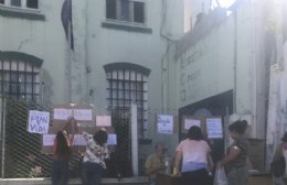 Trabajadores de la Mutual 10 de Junio atienden sobre la vereda