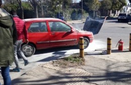 Con la solidaridad de los vecinos, sofocaron principio de incendio en auto