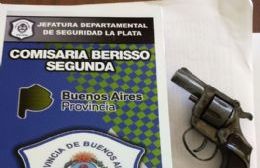 Apuntó con un arma a la policía y quedó detenido