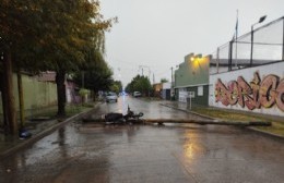 Por la tormenta se cayó un poste: hubo tres heridos