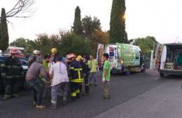 Chocaron dos autos y una mujer de 70 años tuvo que ser rescatada por los Bomberos