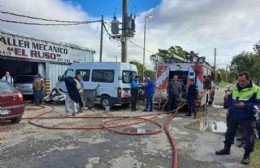 Alarma por voraz incendio en un taller mecánico de Villa Zula