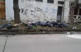 Basura en la vereda y autos abandonados en 162 entre 4 y 5