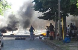 Mañana agitada para Nedela por dos reclamos en las puertas de la Municipalidad