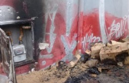 Peligro: prendieron fuego cartones cerca de un medidor de gas
