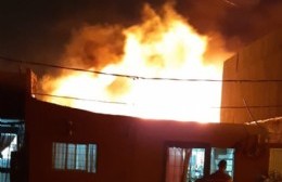 Impactante incendio en dos viviendas de El Dique