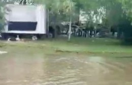 Mermó la crecida del río pero el agua tapó el ingreso a los balnearios