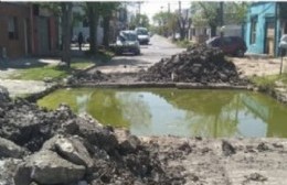 Piletas en plena calle y queja de los vecinos