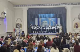 Gran convocatoria en la colectividad griega: los ballets infantiles brillaron en el escenario