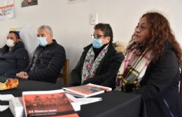 Emblemático libro: Cagliardi entregó ejemplares del "Nunca Más" a instituciones locales