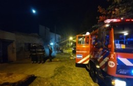 Rápido accionar de los bomberos logró salvar una casa de calle Carlos Gardel