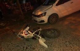 Un hombre herido a raíz de una colisión entre un auto y una moto