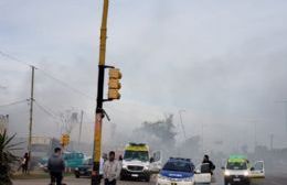 Incendio de gran magnitud en depósito de alimentos de 122 y 83