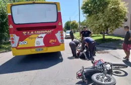 Accidente: motociclista hospitalizada tras colisión con un micro