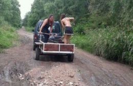 Guardavidas arreglan el camino a la Playa Municipal y piden donación de escombros