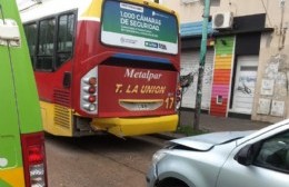 Choque entre automóvil y colectivo en pleno centro