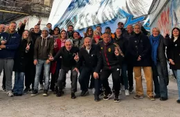 Desplegaron una bandera en apoyo a Kicillof: Berisso y Ensenada se ponen al frente de la reconstrucción del futuro de la Argentina