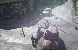 Impactante choque entre un Duna y una moto