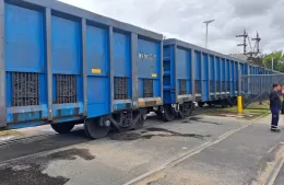 Descarriló un tren de carga a la altura de Puerta 1 de YPF: tránsito interrumpido