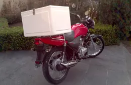 Supervivencia en moto: la realidad diaria de los repartidores en Berisso