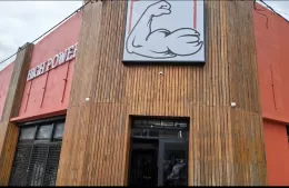 Berisso tiene un nuevo gimnasio que apuesta a entrenar “como una gran familia”