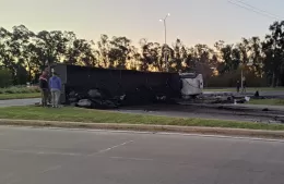 Camión descarriló en la rotonda René Favaloro y perdió gran parte de su carga de carbón