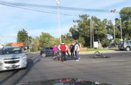 Auto chocó a una bicicleta en la Rotonda del Puente Roma