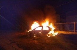 Destrucción total de un auto por incendio