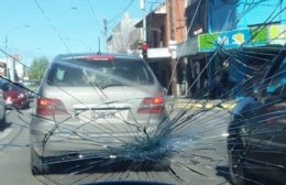 Ataque a un taxista: le rompieron el parabrisas de un piedrazo