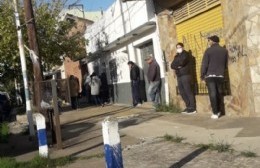 Más de dos cuadras de fila frente a las sucursales del Banco Provincia