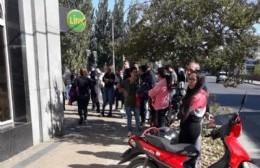 Abrieron los bancos y en Berisso la calle colapsó