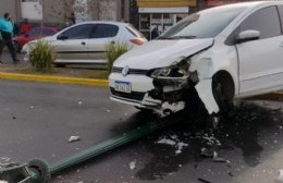 Un auto se subió a la rambla y destrozó el farol