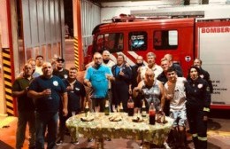 Bomberos festejó con su clásico brindis de Nochebuena