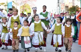 El desfile le pone el broche de oro a la Fiesta Provincial del Inmigrante