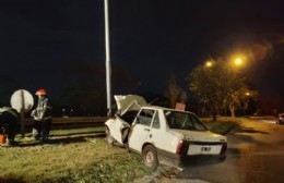 Se despistó y chocó contra una columna de alumbrado en 60 y 140