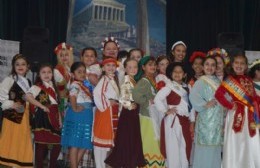 Presentación de representantes culturales infantiles y despedida de reinitas salientes