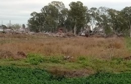 Advierten sobre pozos creados para arrojar residuos detrás del Corralón