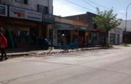 Volcó en la Montevideo un camión que transportaba bebidas