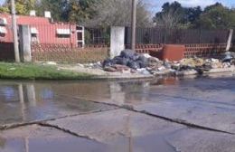 Cóctel de penurias en El Carmen: Aguas servidas, cloacas tapadas y basura