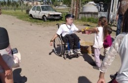 Ejemplo de vida y de solidaridad: Alejo tiene un emprendimiento y con las ganancias compró galletitas para los niños