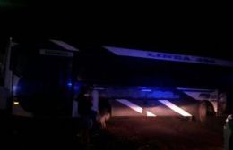 En un colectivo robado, un menor chocó dos autos y una casa de Villa Argüello